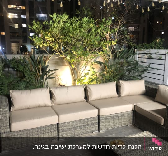כריות ריפוד על ספת ראטן חיצונית במרפסת